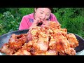 Xiaoyu fried a garlic spareribs to eat  soft  rotten  rake  red and bright color  and then a little