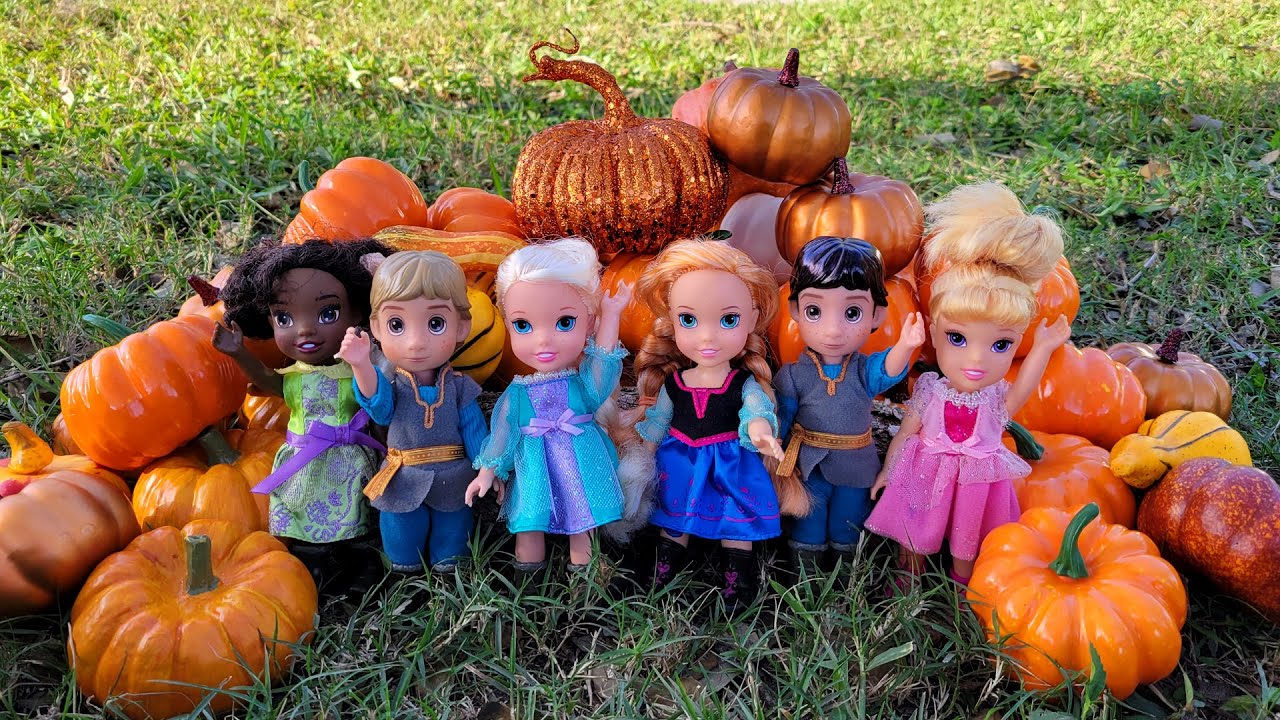 Pumpkin race ! Elsa & Anna toddlers – fall time – Barbie girls