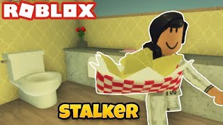 CREEPY STALKER MAID! Harley Quinn and The Joker Roblox Vacation w/ Cybernova