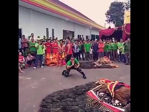 Download Tolak Reog untuk ngamen!!! Lihat aksi TNI asal Ponorogo ini dalam menampilkan Reog Ponorogo free