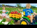 क्रिस और माँ ने जामुन और सब्जियाँ काटना सीखा - बच्चों के लिए मज़ेदार खेत की कहानियाँ