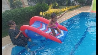 Tarçın ve elif römorkla havuza gidiyor. Yarışmalar sualtı roket oyunları, eğlenceli çocuk videosu