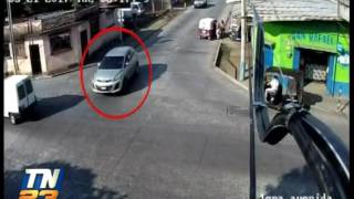 Video capta a camioneta arrollando a dos jóvenes en moto