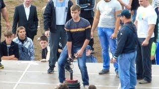 Девушка поднимает машину фото Девушка поднимает машину фото