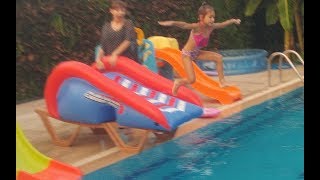 Havuzda şişme kaydırakla eğlenceli yarışmalar, eğlenceli çocuk videosu