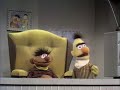 Ernie un Bert gugge Fussball