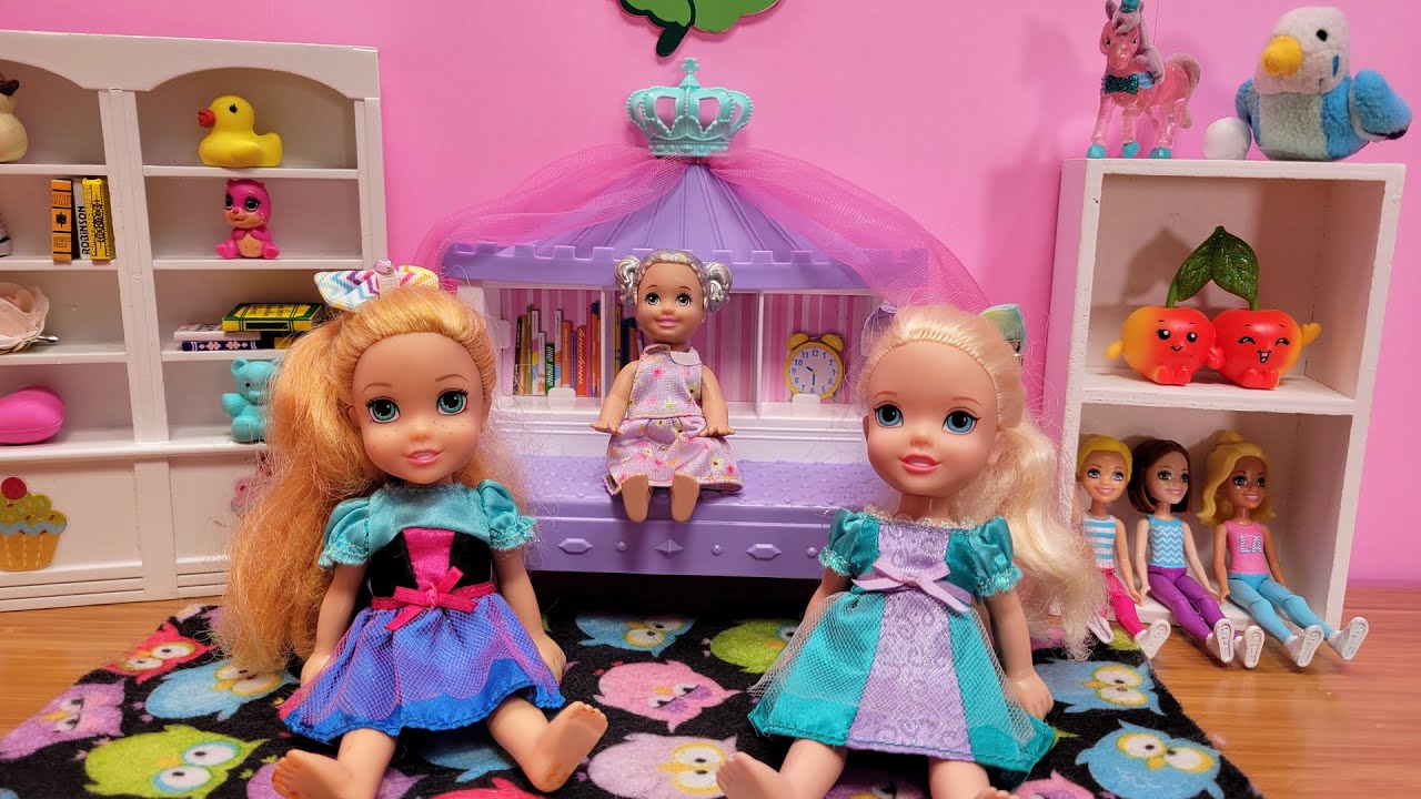 Moving to a new home ! Elsa & Anna toddlers – unpacking – Barbie dolls