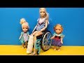 Leg cast ! Elsa and Anna toddlers - Barbie is the doctor