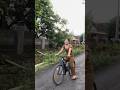 nemenin istri sepedaan depan rumah