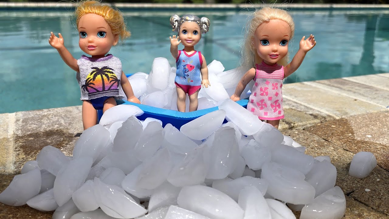 Ice playing ! Elsa & Anna toddlers – kinetic sand fun – Barbie dolls