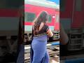महिला के इस हरकत ने पुलिस को भी हैरान कर दिया, वीडियो में देखें #facts #trains