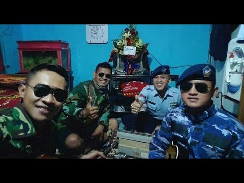 Download KOCAK tapi KEREN anggota tni au menyanyikan lagu "Surat Cinta Untuk Starla" cover free