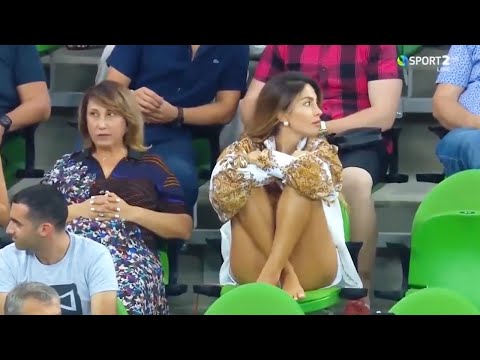 25 BEST AND FUNNIEST FAN MOMENTS IN SPORTS