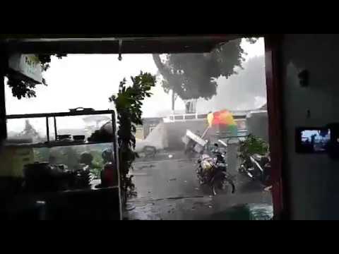 Download Angin puting beliung Banjarnegara, detik-detik pohon beringin tumbang free