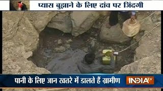 Water Crisis People Get Down to 30 ft Deep Well to Collect Water at Seoni in MP Water Crisis People Get Down to 30 ft Deep Well to Collect Water at Seoni in MP