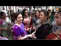 ముకేశ్ అంబానీ వైఫ్ తో మహేశ్ బాబు వైఫ్ | Nita Ambani | Namrata Shirodkar | Swadesh Store | 10TV Ent