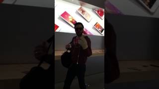 Un mec détruit un Apple Store avec une boule de pétanque PARTIE 1 Un mec détruit un Apple Store avec une boule de pétanque PARTIE 1