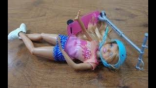 Barbie, anna ve stacie hamak için kavga ediyorlar, Stacie kaykaydan düşüyor, çok eğlendik