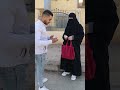 امراه منتقبه بتبيع مناديل تخلع النقاب في الشارع في عز النهار مقابل الفلوس