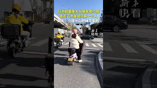 以为前面是大人骑车带小孩，走近了才发现只有一个人。网友：小孩什么时候下车的？