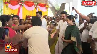 மணமேடையில் மணமக்கள்  திருமணத்தை நடத்தி வைத்த CM MK Stalin  Marriage