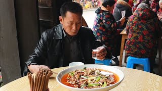 Dad eats deliciously, one dish and one glass of wine and two bowls of rice