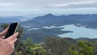 沒想到上面更漂亮。俯瞰整個日月潭和附近的城市. 水社大山(2059m), 20250118.