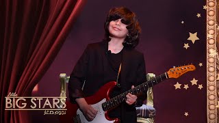 تميم مساعده يعزف على الغيتار والجمهور يقف مصفقاً #MBCLittleBigStars #نجوم_صغار