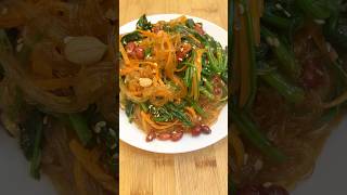 健康开胃的菠菜拌粉丝。Healthy and appetizing spinach vermicelli salad.