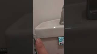 エポキシパテでトイレ修繕。練って塗り込むだけです(*^^*)。簡単(^人^)ですよ。ガムと同じです！指で触れたら火傷します！気をつけて！