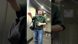Someone is refusing (100USD) 10,000 Yen in Japan