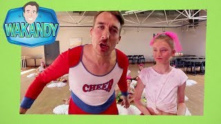 Andy probeert het als cheerleader?! | Wakandy