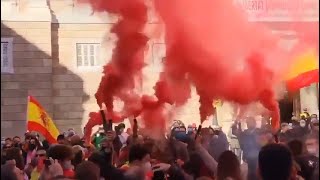 Unos 150 antifascistas aguardan ante la plaza Sant Jaume, donde Vox celebra un acto