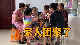 大妮改善伙食，铁锅炖排骨味道真不错，饭桌上大妮对婆婆真细心【农村傻大妮儿】