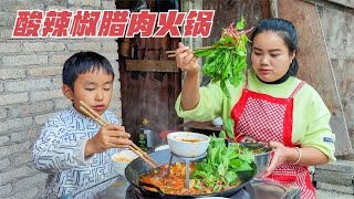 贵州酸辣椒腊肉火锅，配上糊辣椒蘸水，下饭真香【梅子美食】