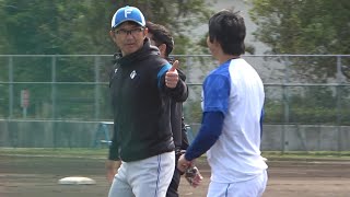 東邦高校の大先輩・山田勝彦コーチに挨拶する藤嶋、気さくに話す山田コーチ (2023/02/21)