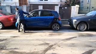 Smart Forfour parking by hand