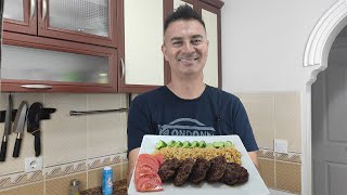 БЫСТРЫЙ ВКУСНЫЙ УЖИН ПО-ТУРЕЦКИ: КОТЛЕТЫ и БУЛГУР. Турок готовит кёфте как в турецком кафе\\ Анталия