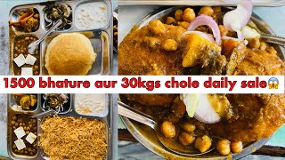 Punjab ke famous  bhature chole || Jalandhar street food || Raju cheese corner || pettoo singh