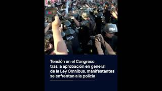 Manifestantes se enfrentan a la policía tras la aprobación en general de la Ley Ómnibus