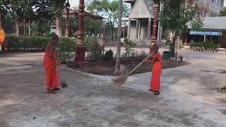 ព្រះសង្ឃបោសសម្អាត ទីធាវត្តបារាយណ៍   l ជីវិតអ្នកបួស [Thol Un]