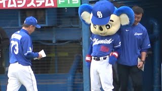 フィジカルで押し勝ってメンバー表を貰おうとするドアラ (2023/05/13)