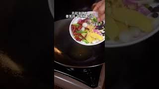 【避风塘炒蟹】香到连调料都吃光的避风塘炒蟹，外面蒜香酥脆，里面蟹肉鲜甜