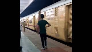 चलती ट्रेन में किन्नरों ने महिला की बचाई जान, वीडियो मे देखे | The Train Fact #shorts #train
