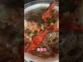 用料少，做法简单，保持龙虾海鲜的本色鲜香，粉丝吸收了汤汁的精华。