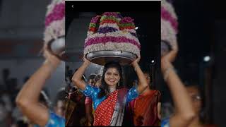 celebrities bathukamma celebration s# festival vibes💛💛#vaishavi chaithanya#jyothakka#yt shorts #pics