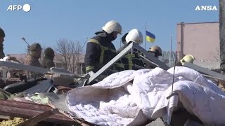 Ucraina, Mykolayiv: soldato estratto vivo tra le macerie