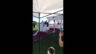 la novia Viviana llegando al altar junto a su madre (24-01-2025)