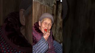 Grandma without teeth had a hard time eating strawberries 🍓😱#shorts #ytshorts #emotional  #grandma