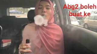 Perempuan hisap rokok